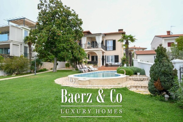 photo 1 Istria, Umag, beautiful house with pool, first row to the sea, NKP 430m2