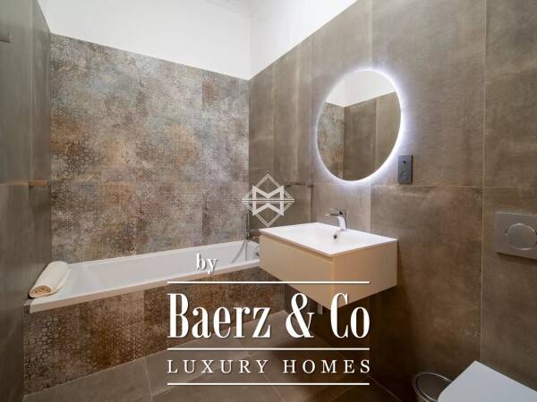 photo 7 Magnificent 2 bedroom apartment of 100 square meters in a beautiful Niçois building on the Cours Saleya.