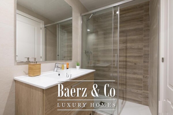 photo 4 584 sqm building with 8 apartments and 2 commercial units in Ciutat Vella / Raval -  2,900.000 + fees   Short-term rentals: 5.9% return