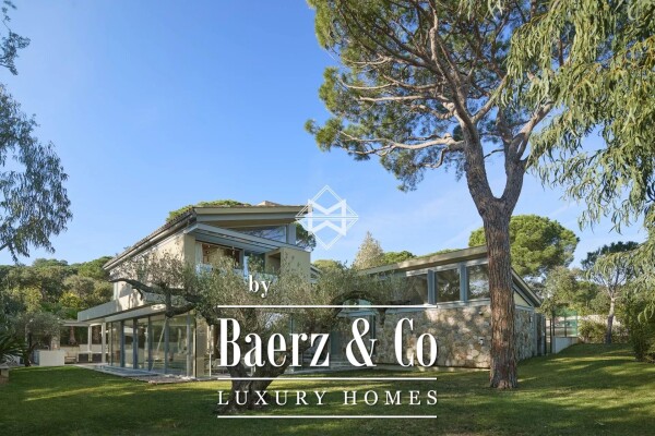 photo 2 Modern house within a gated community close to the beach.