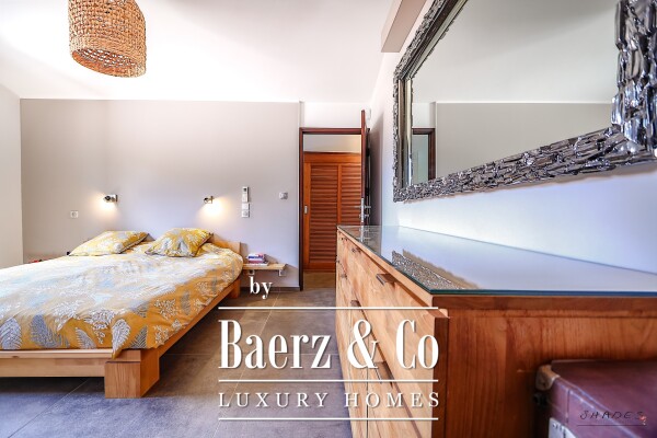 photo 10 Renovated 7-room villa with sea and vineyard views, featuring a swimming pool, gym, hammam, cinema room and garage.