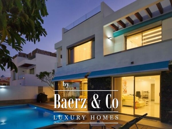 photo 1 Modern villa in central Los Cristianos