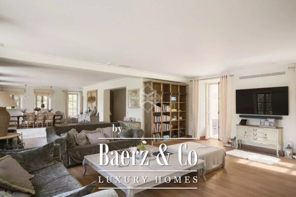 photo 7 Elegant private mansion in the heart of a vast estate